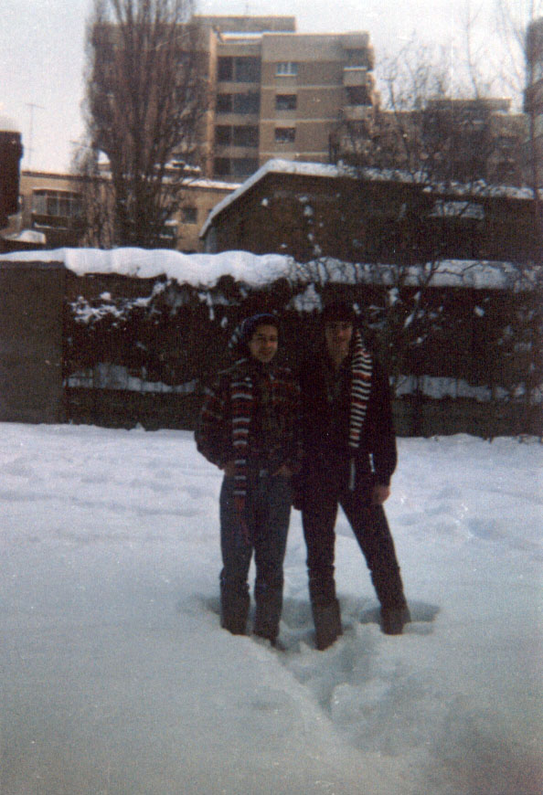in curte, pitici.jpg